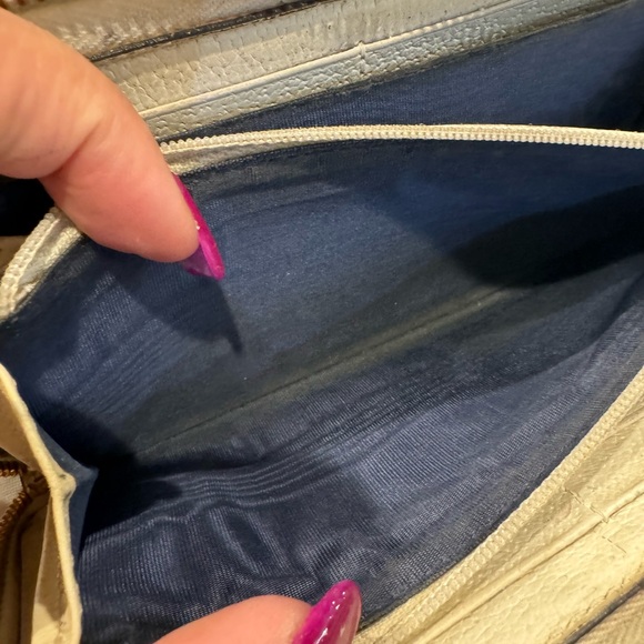 Authentic Gucci zippy wallet - Picture 7 of 11